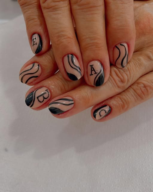 Nail art O'ling Nail Bar - decorazione con lettere e linee